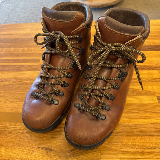 Leather mountaineering boot