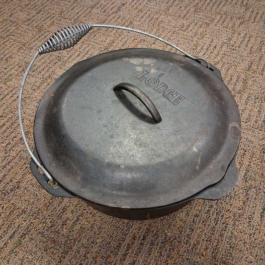 Cast iron dutch oven w/ bail handle